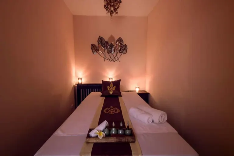 Massage online buchen bei Erawan: Massageraum im Kerzenlicht in Frankfurt-Schwanheim