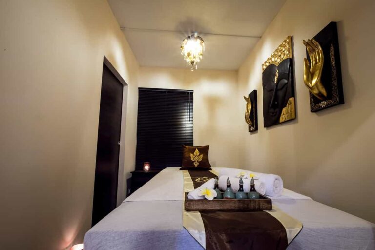 Paarmassage-Raum mit zwei Massageliegen bei Erawan in Frankfurt