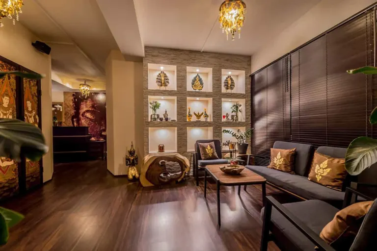 Lounge im Thaimassage-Studio Erawan in Frankfurt mit Sitzgruppe und beleuchteten Wandnischen